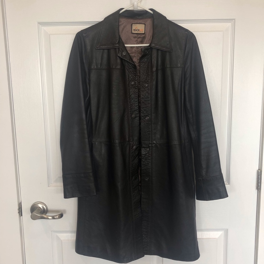 Leather jacket fully lined with pockets and collar. Snaps to fasten. Dark brown
